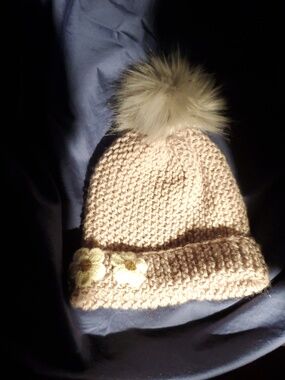 Cachemire hand made kids bege Knit Beanie with white Flower Appliqués